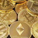 Las criptomonedas son monedas digitales que utilizan la criptografía para asegurar y verificar las transacciones. A diferencia de las monedas tradicionales, las criptomonedas operan en una tecnología llamada blockchain que es esencialmente un libro mayor descentralizado.